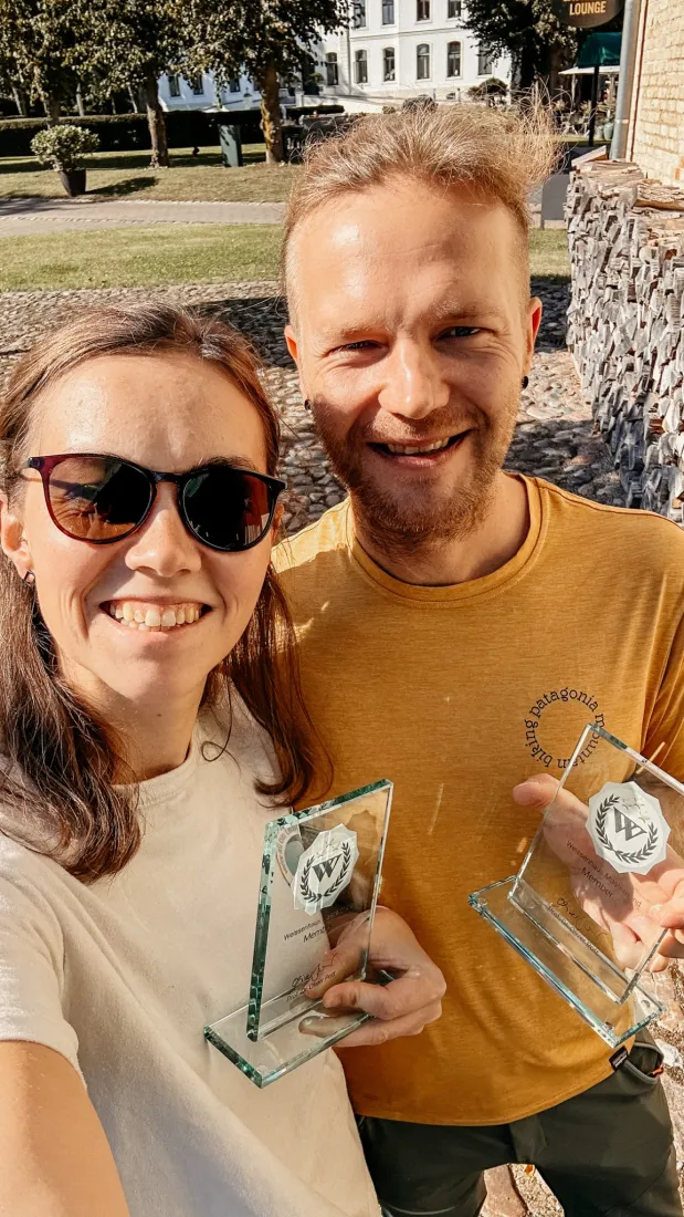 Robby und Laura mit den Weissenhaus-Mastermind-Awards von Dr. Oliver Pott