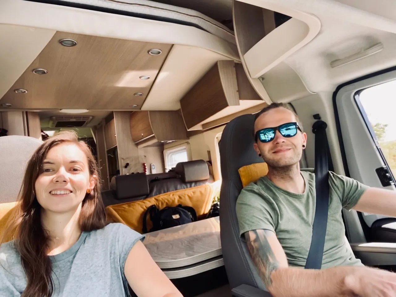 Robby und Laura im Wohnmobil unterwegs