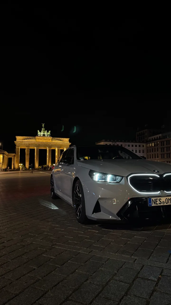 BMW M5 vor dem Brandenburger Tor, Folge von Freiheit und System