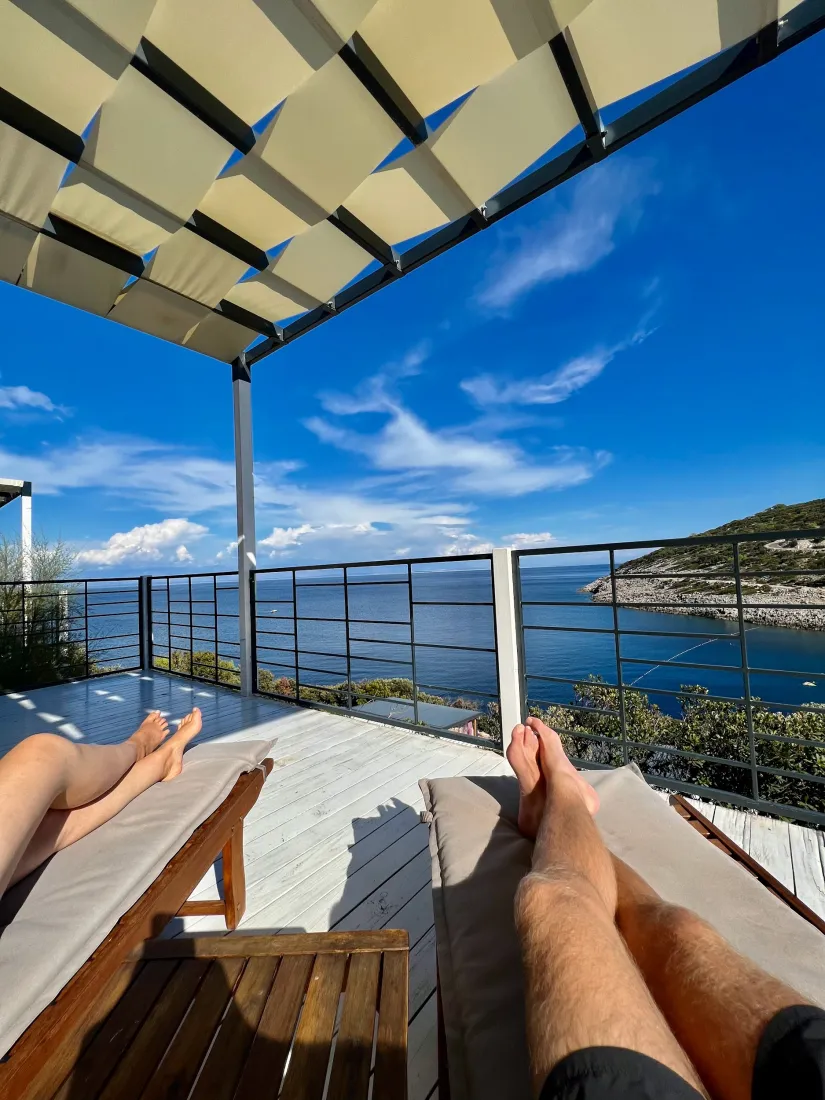 Robby und Laura auf einer Terrasse mit Meerblick