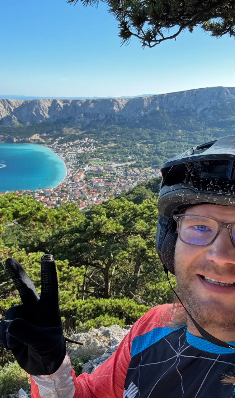 Mountainbiken mit Blick auf eine türkisblaue Bucht in Kroatien