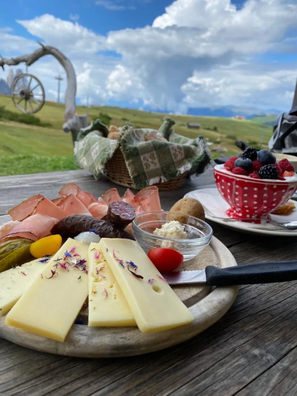 Südtiroler Brettljause auf der Alm