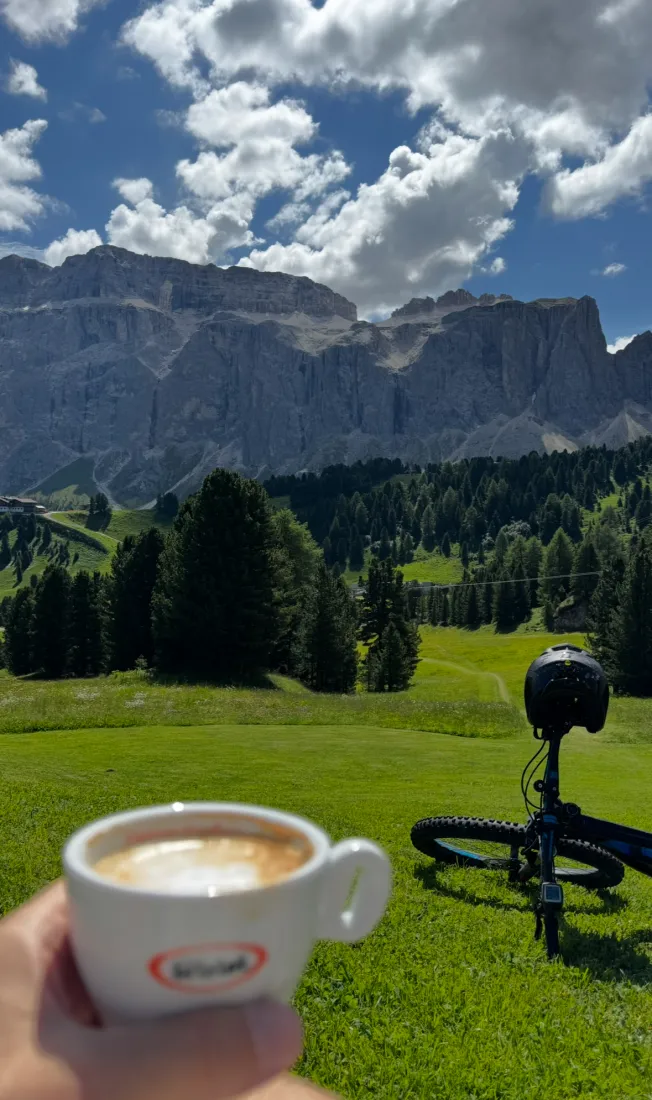 Espresso mit Blick auf die Dolomiten