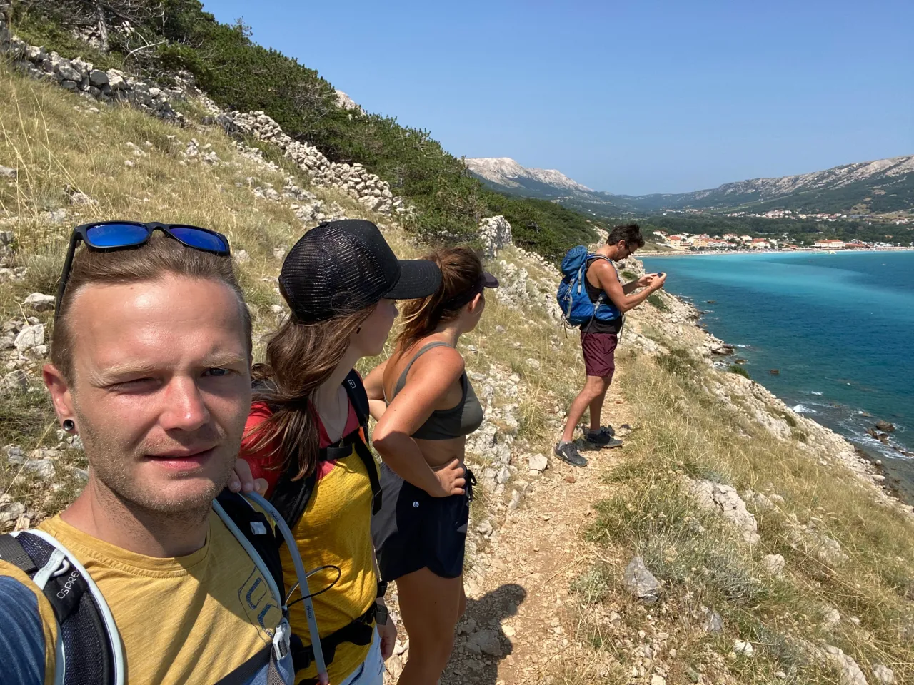 Wandern mit Freunden an der kroatischen Küste