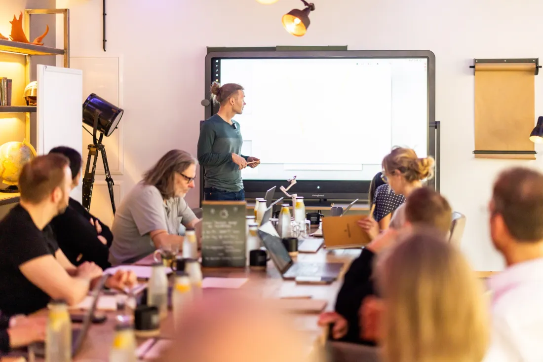 Robby Schadt unterrichtet eine Gruppe im Workshop-Raum am Smartboard
