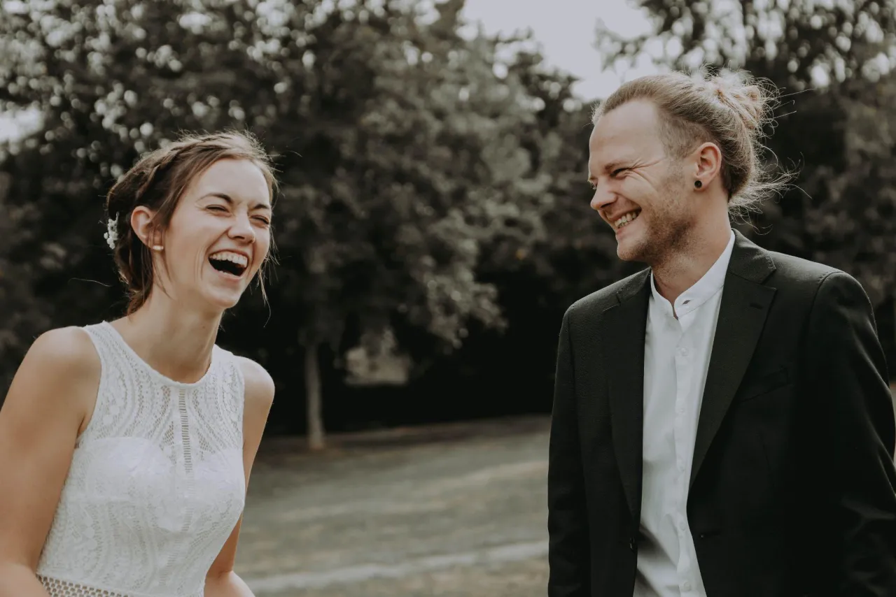 Robby und Laura lachend, privat und geschäftlich ein Team